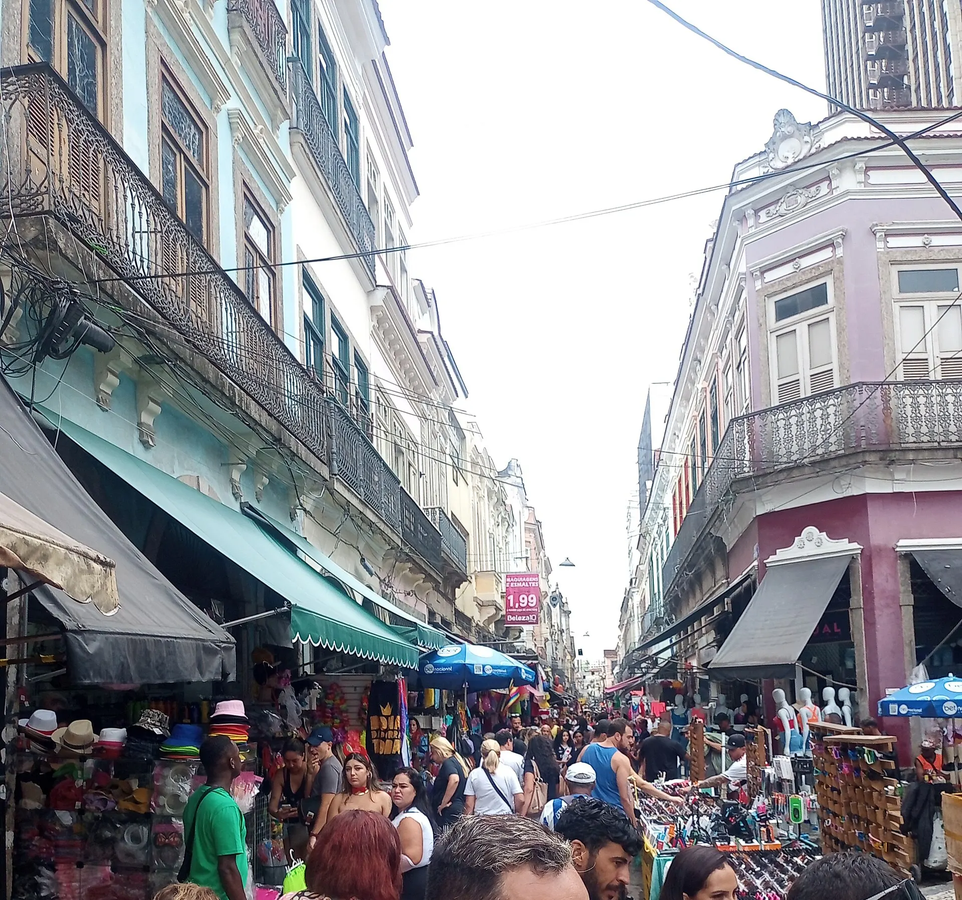 Rua do Saara cheia de gente