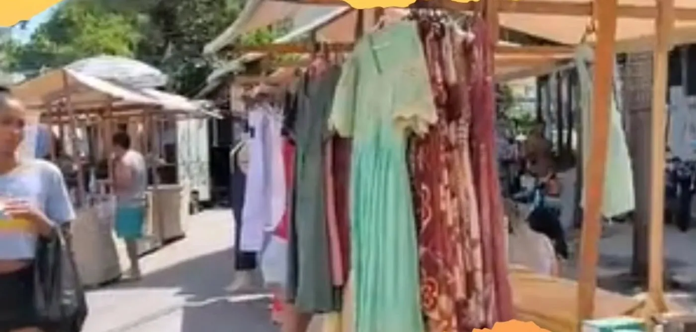 Barracas de roupa numa feira de rua