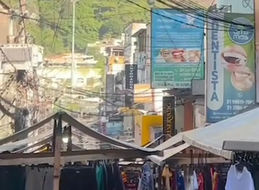 Bancas da feira na Via Ápia com a Rocinha ao fundo